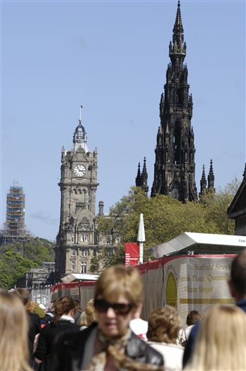 Horror as ice-skaters see man fall to his death from Scott Monument
