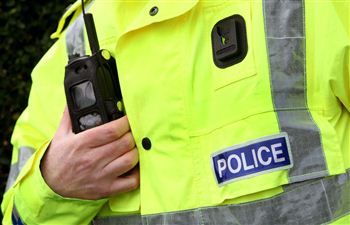 Thugs steal mobile phone from man