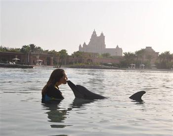 Kelly Brook kisses dolphins in Dubai