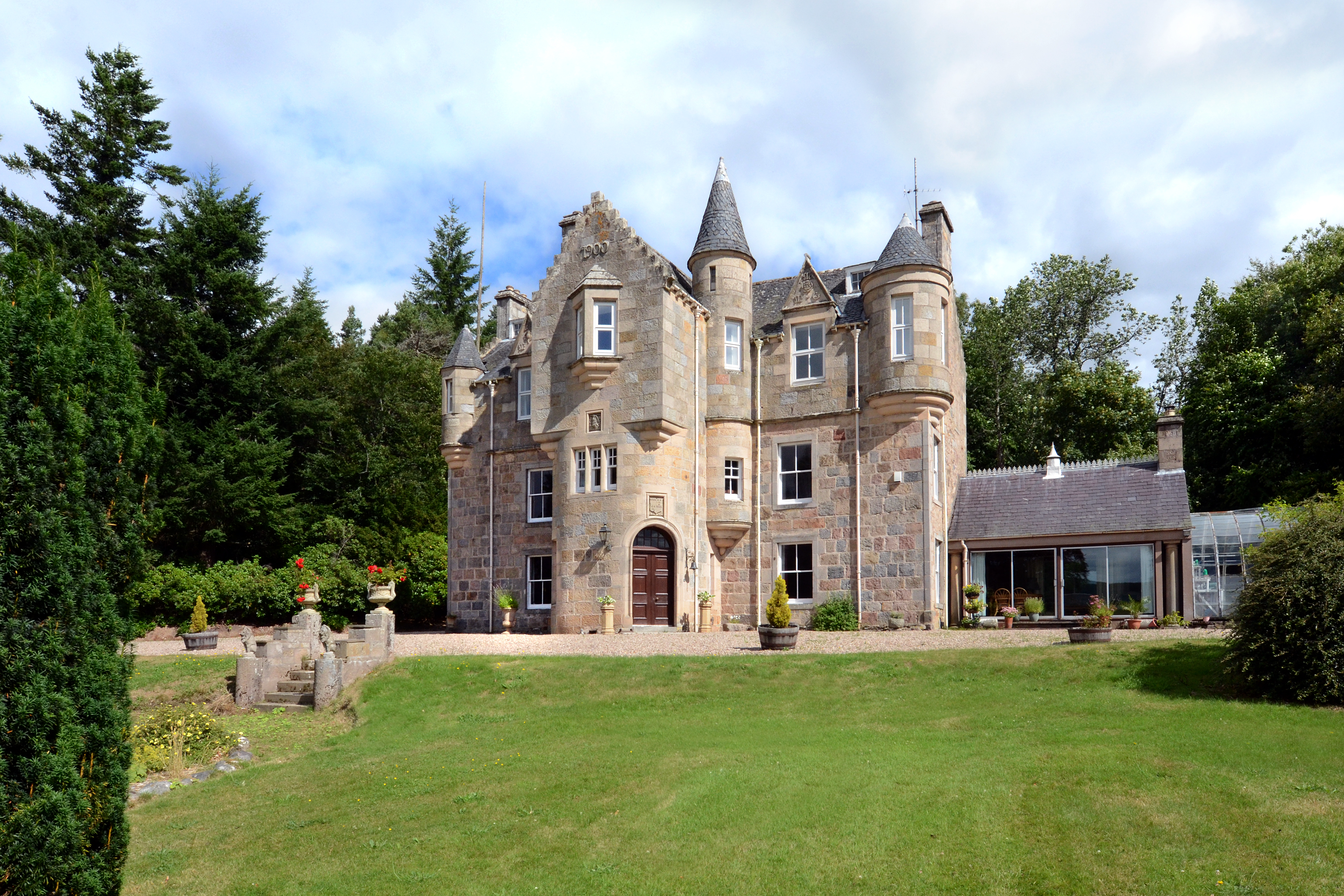 £1m Scots mansion boasts a “love room” for romantics
