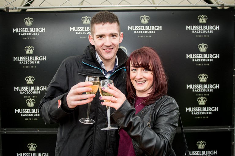 Fan proposes in racecourse parade ring