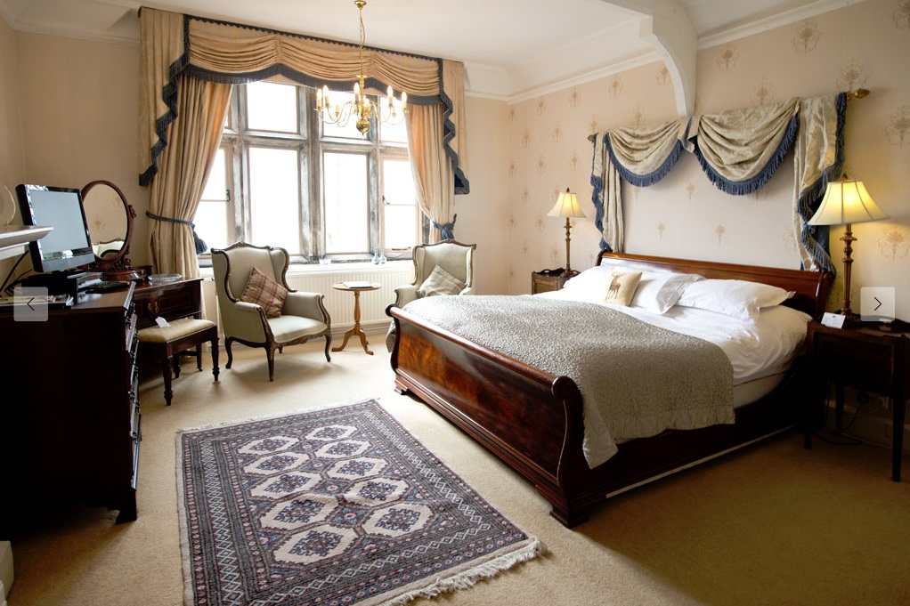 A Luxury bedroom 