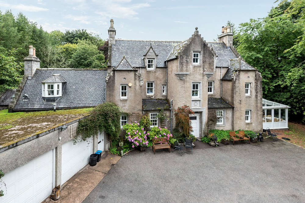 It's a dead res close to good ghouls - Mansion used for over 1,000 seances on sale for £850k