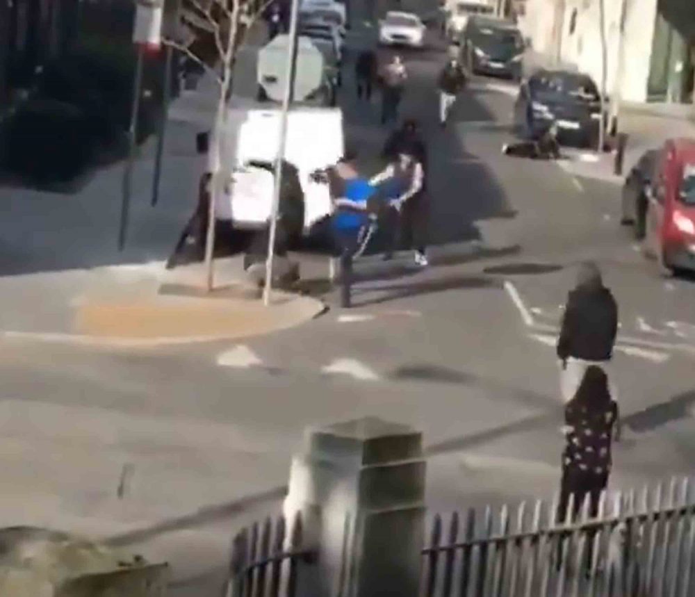 Men fighting on the streets in Dublin - Crime News