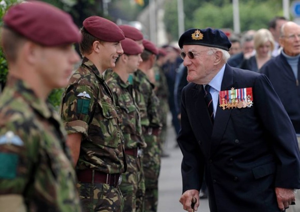 A veteran speaking with younger soldiers - Health News Scotland