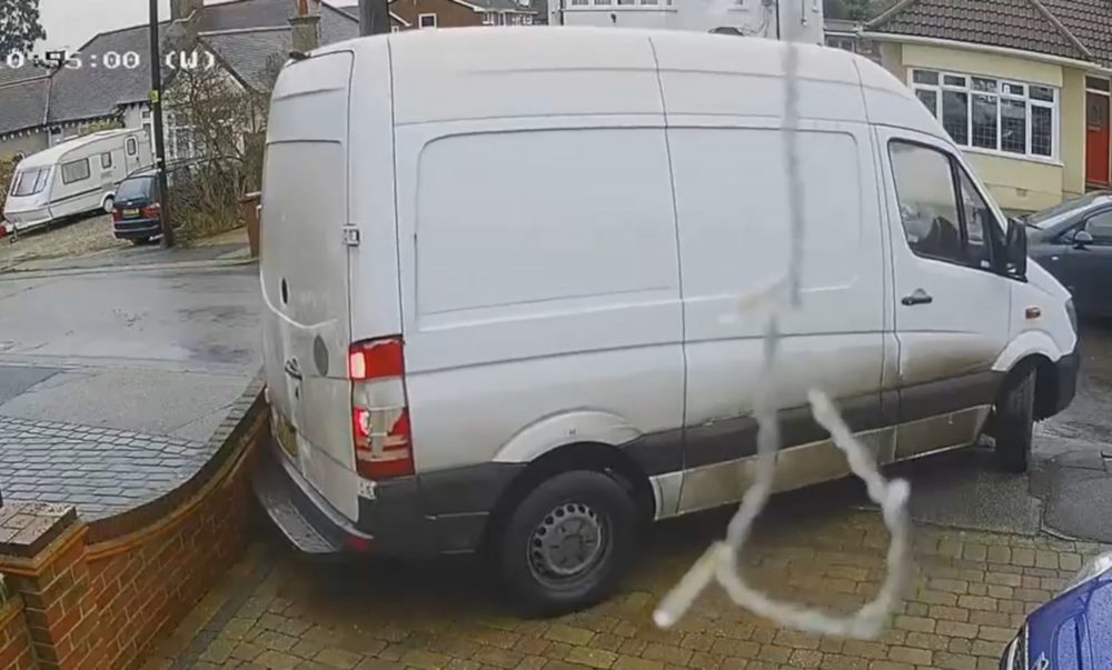The Yodel driver smashes into the wall - Viral News UK