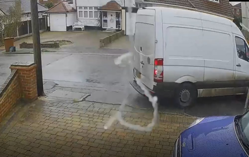 The driver takes off after hitting the wall - Viral News UK