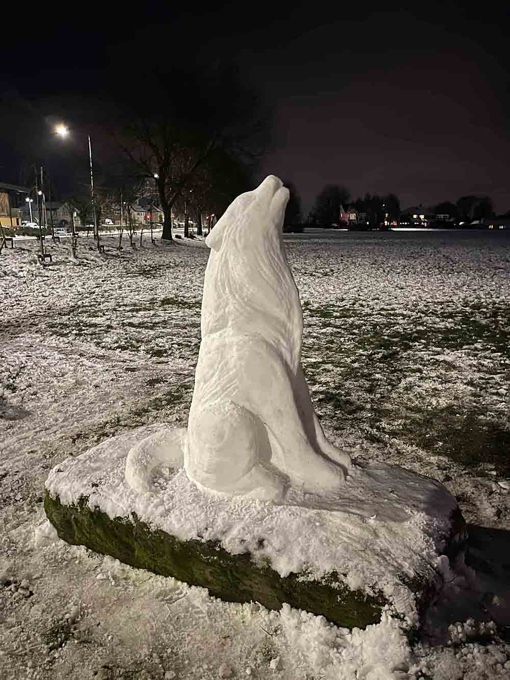 Amazing snow sculpture shows wolf howling at the moon - Viral News