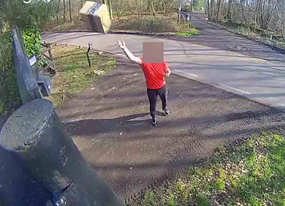Incompetent amazon driver throws parcel at security gate - Video News UK