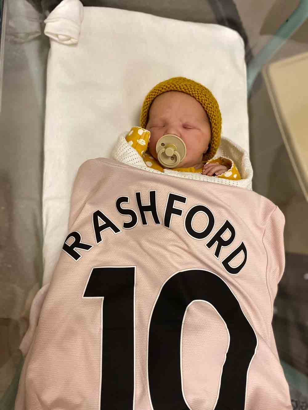 Young Dad shares details of epic night which saw his daughter born and Manchester United win - Viral News UK