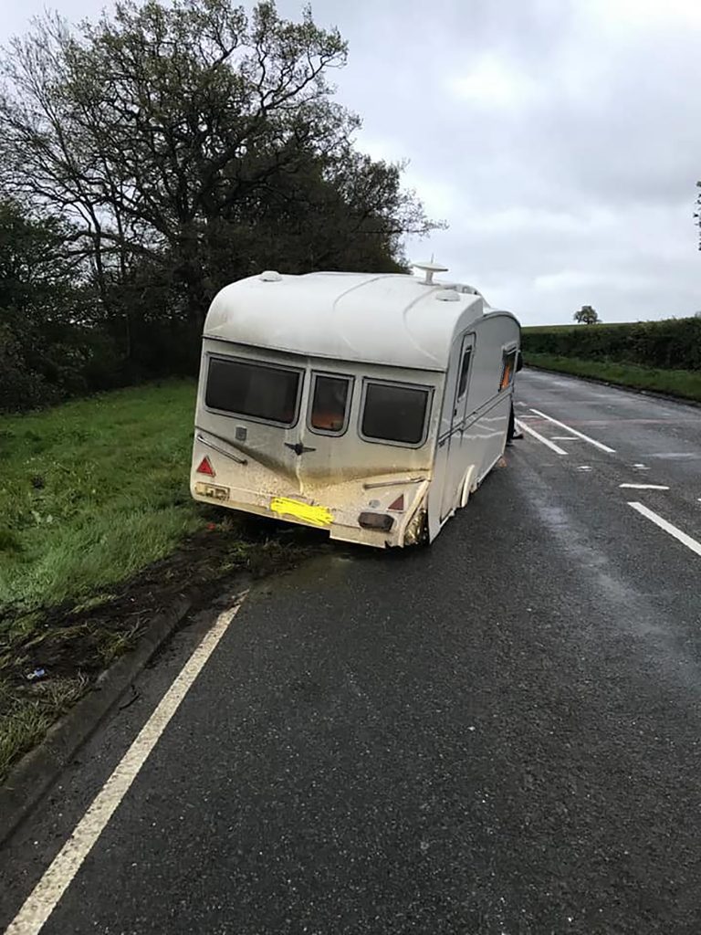 The caravan drove nearly 20 miles with a blown tyre - Dashcam Clips