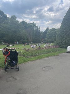 The Botanic Gardens in Glasgow are busy as the temperature rises - Scottish News