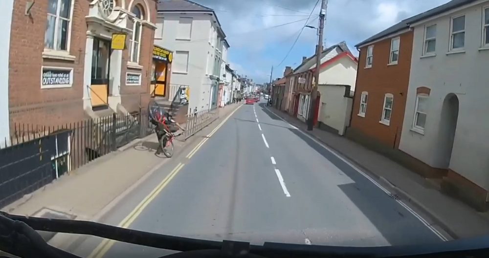 Biker falls onto pavement | Traffic News UK