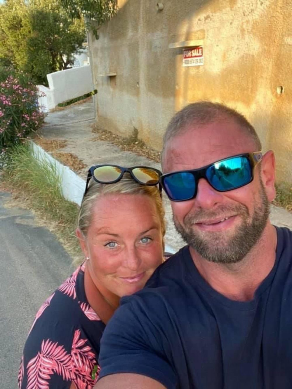 The happy couple on holiday - Viral Video News