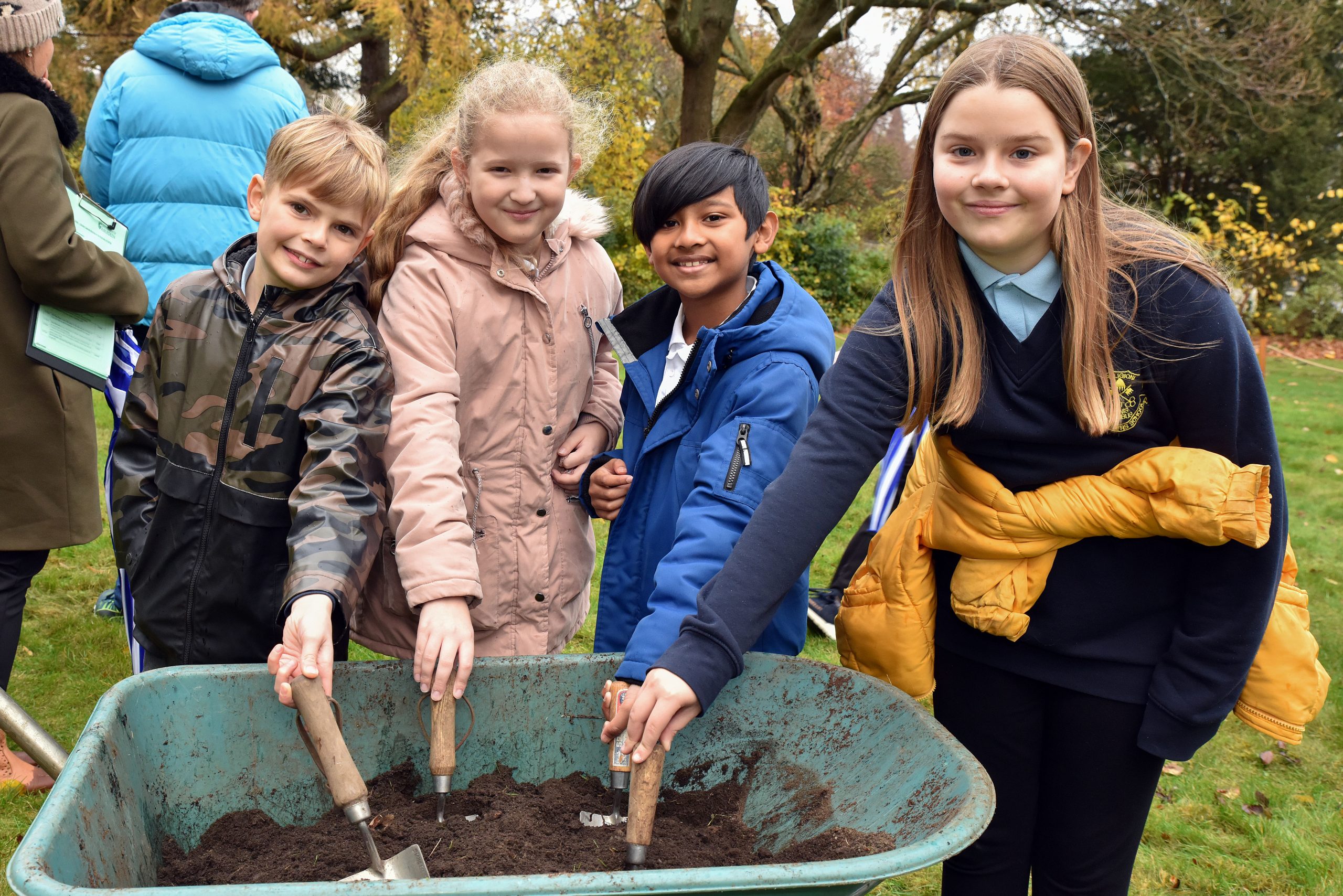 Pupils at the time capsule burial ceremony - News
