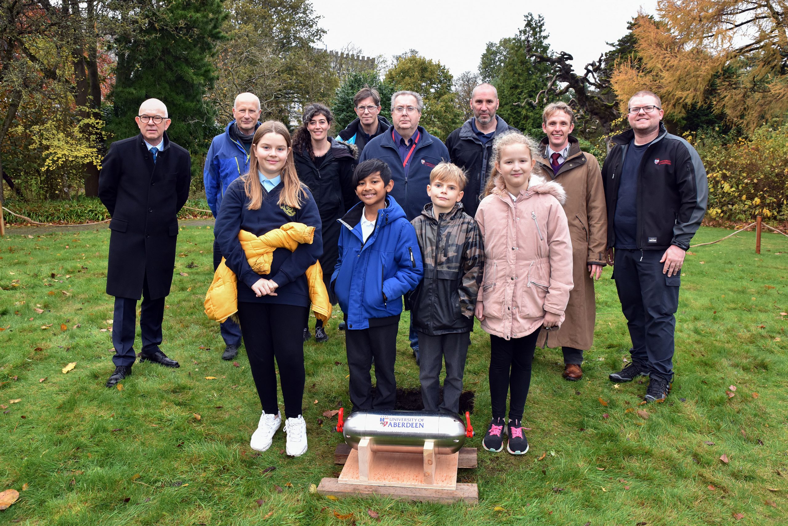 Primary school students attend the burial of a climate capsule - News