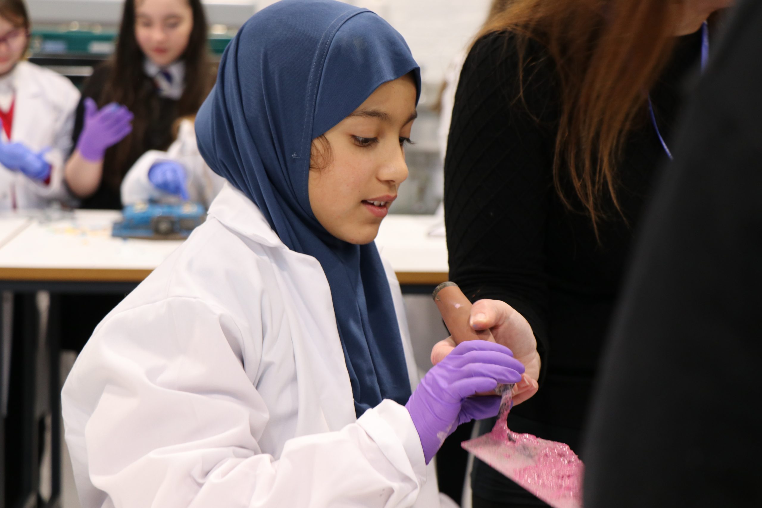 Dundee University is engaging girls in STEM subjects - News