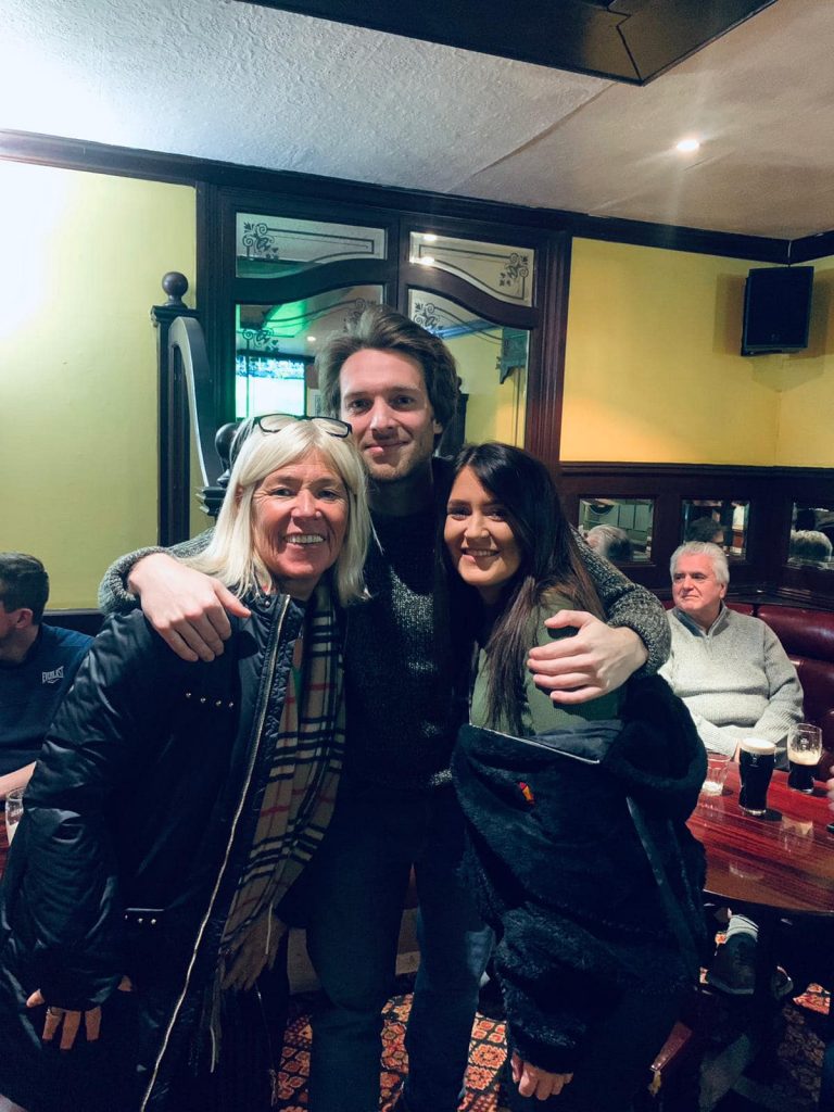 Paolo Nutini in the pub, with two women.