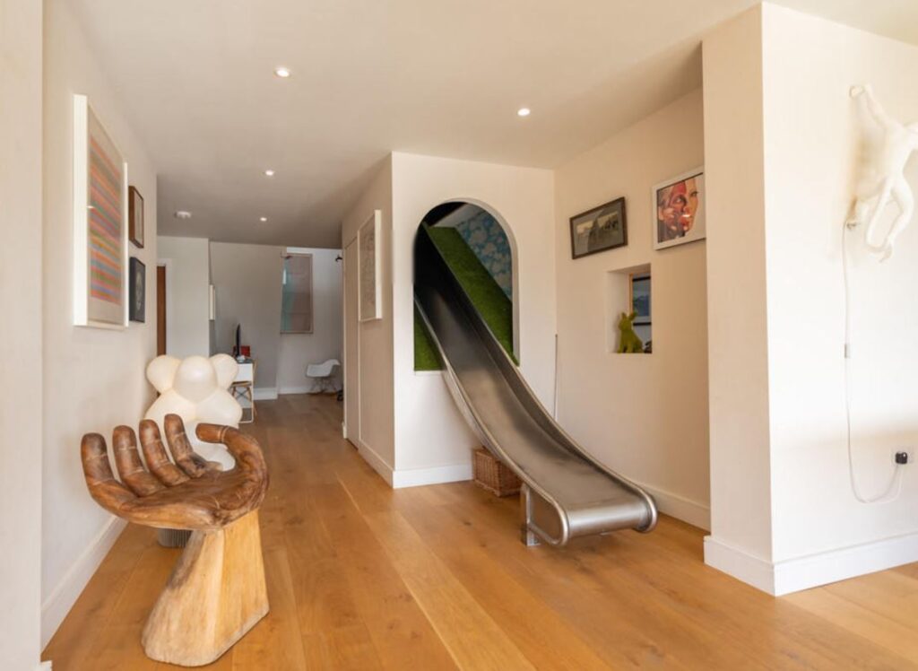 Rumah menakjubkan dengan perosotan dalam ruangannya sendiri di pasaran seharga £900.000