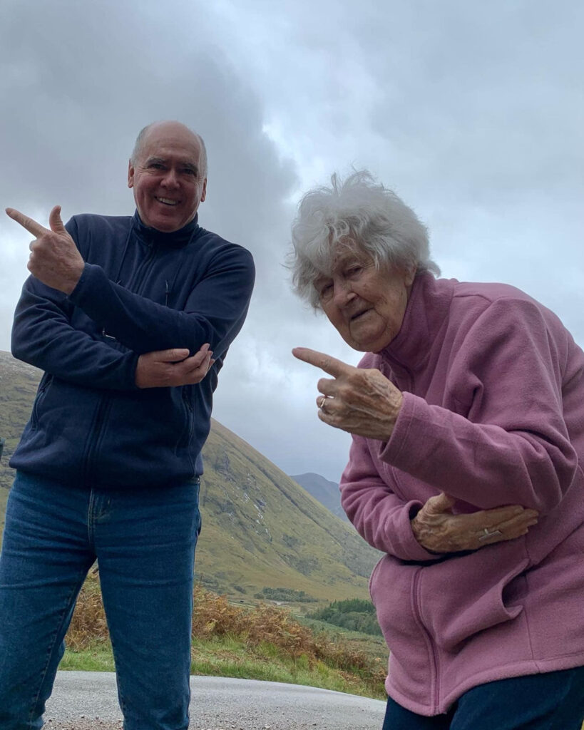 Gran kembali ke Skotlandia untuk “perjalanan terakhir” 65 tahun kemudian, menciptakan kembali pose Bond