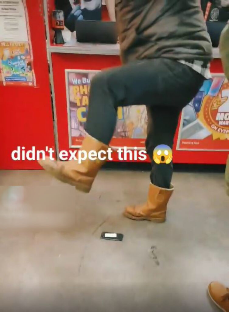 Video yang mengejutkan menunjukkan pelanggan dengan kejam menghancurkan telepon baru di toko