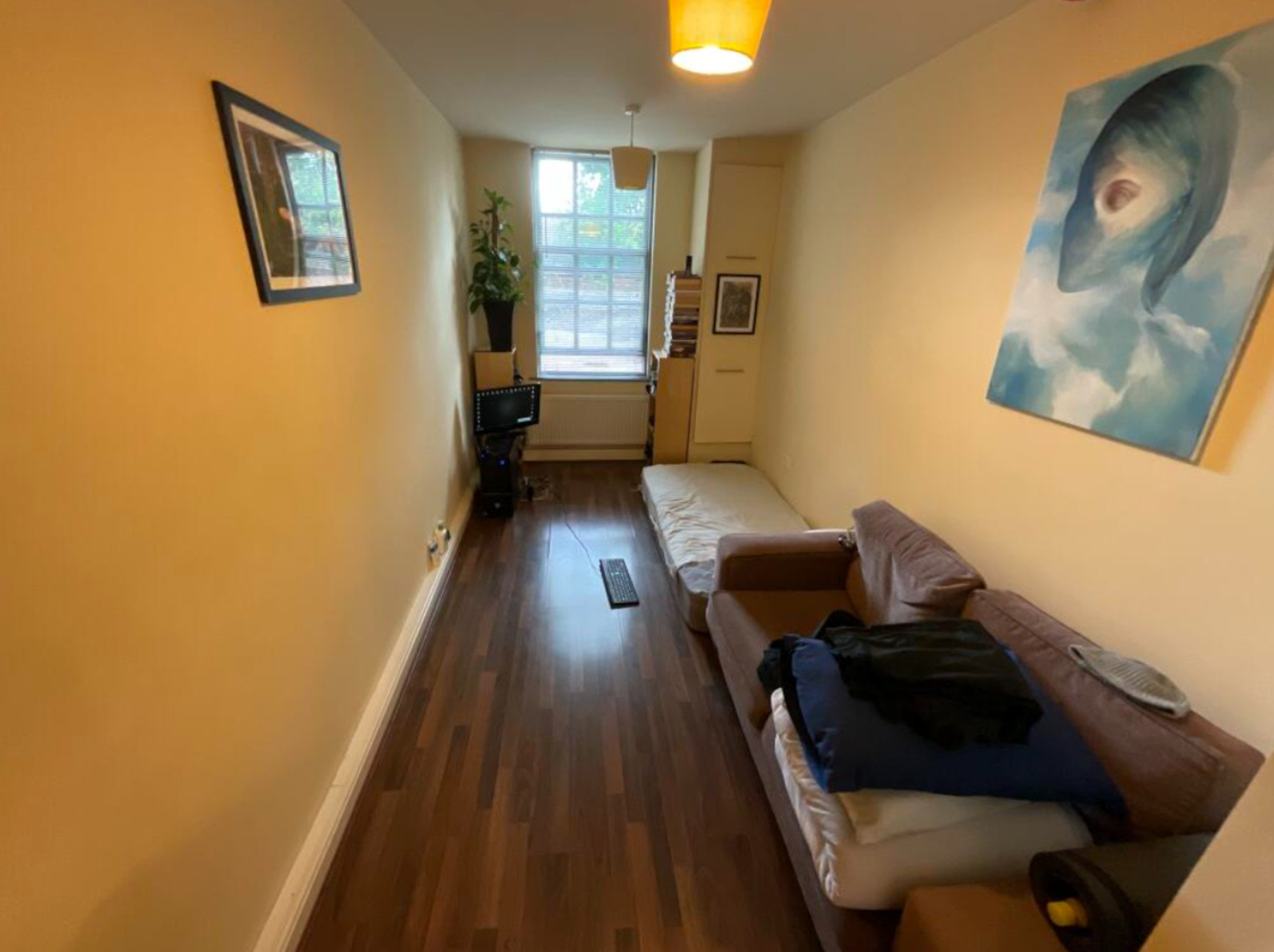 House-hunters left stunned by studio flat on sale for whopping £60k - which has drawn comparisons to a “corridor” 